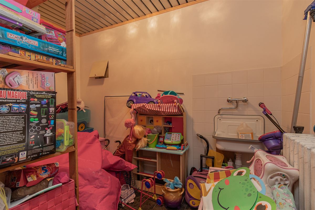 Ruime woning met atelier of opslag.