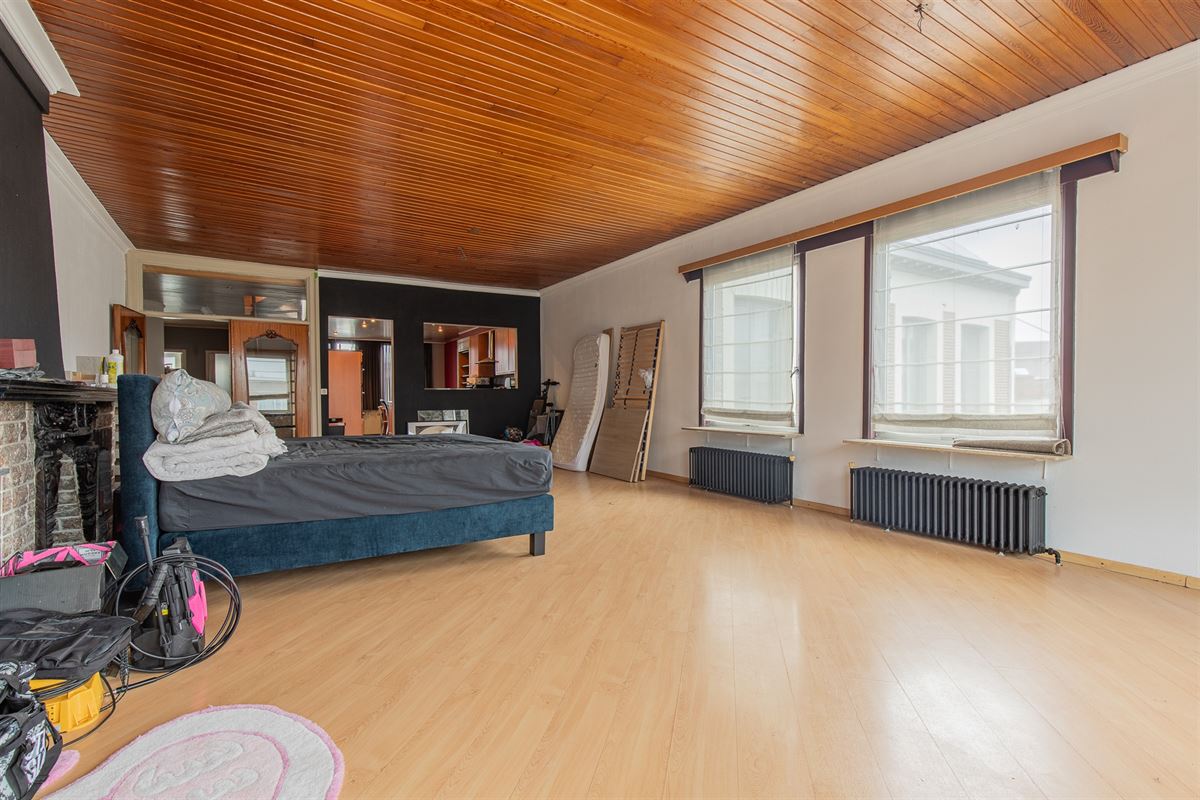 Ruime woning met atelier of opslag.