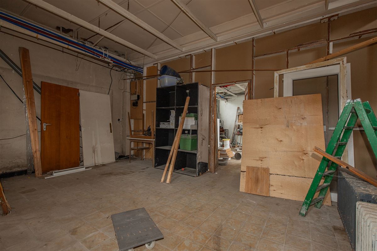 Ruime woning met atelier of opslag.