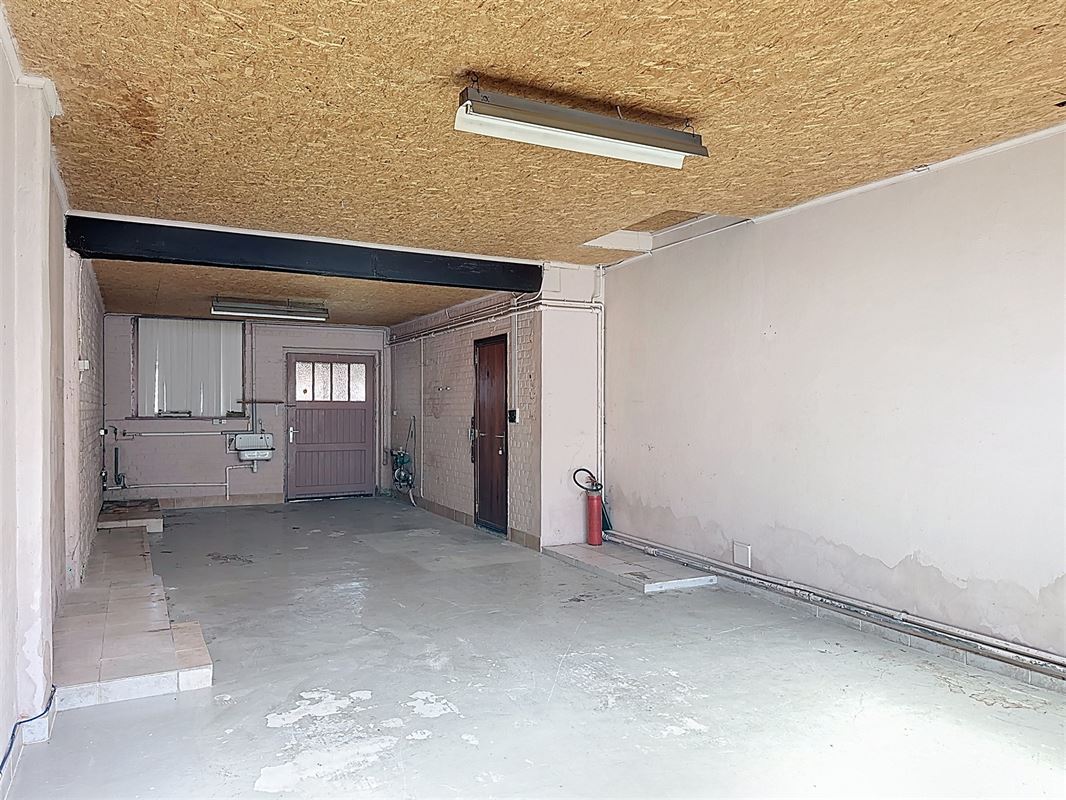 Karaktervolle ruime woning met werkplaats.