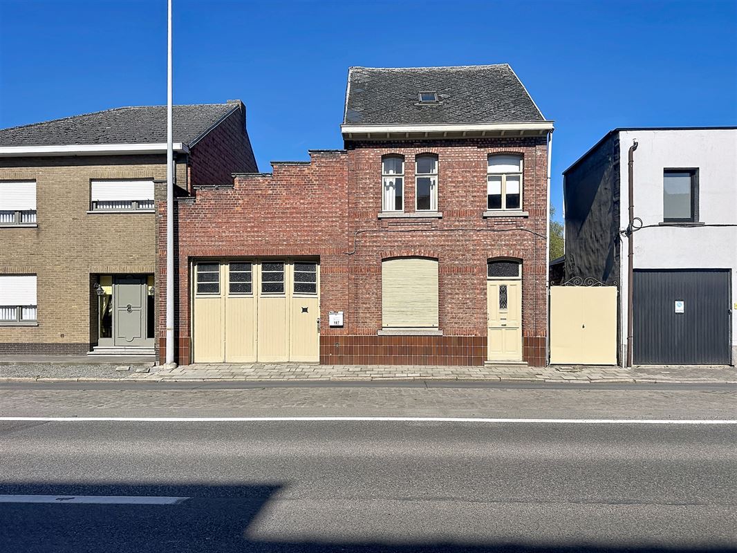Karaktervolle ruime woning met werkplaats.