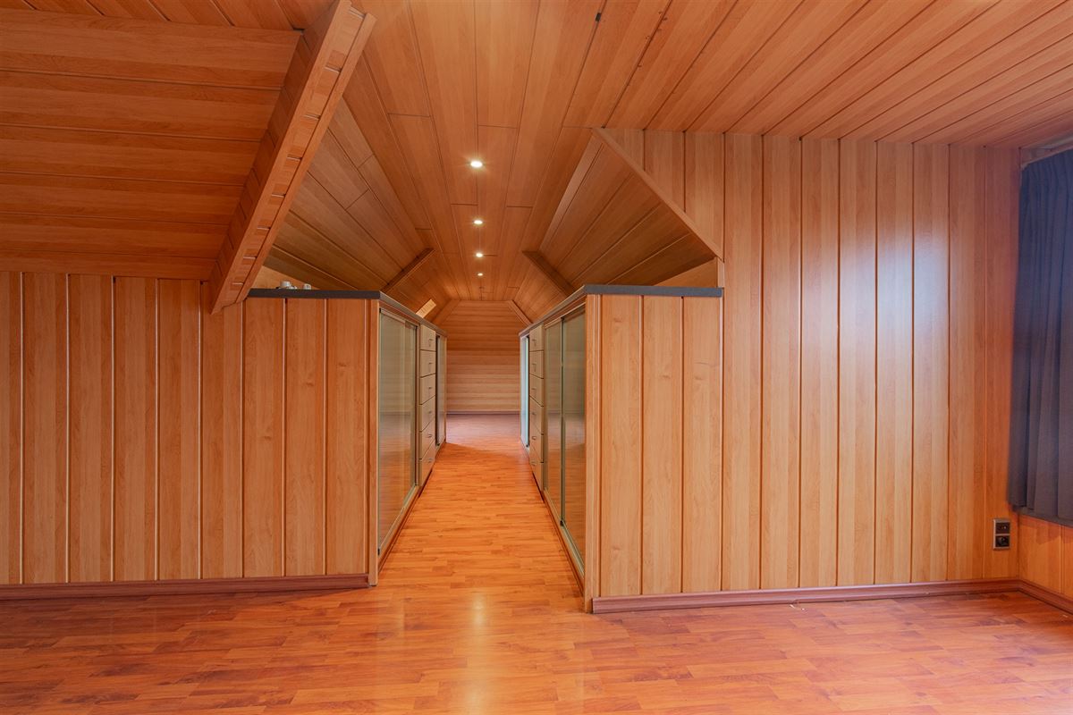 Ruime woning met atelier of opslag.