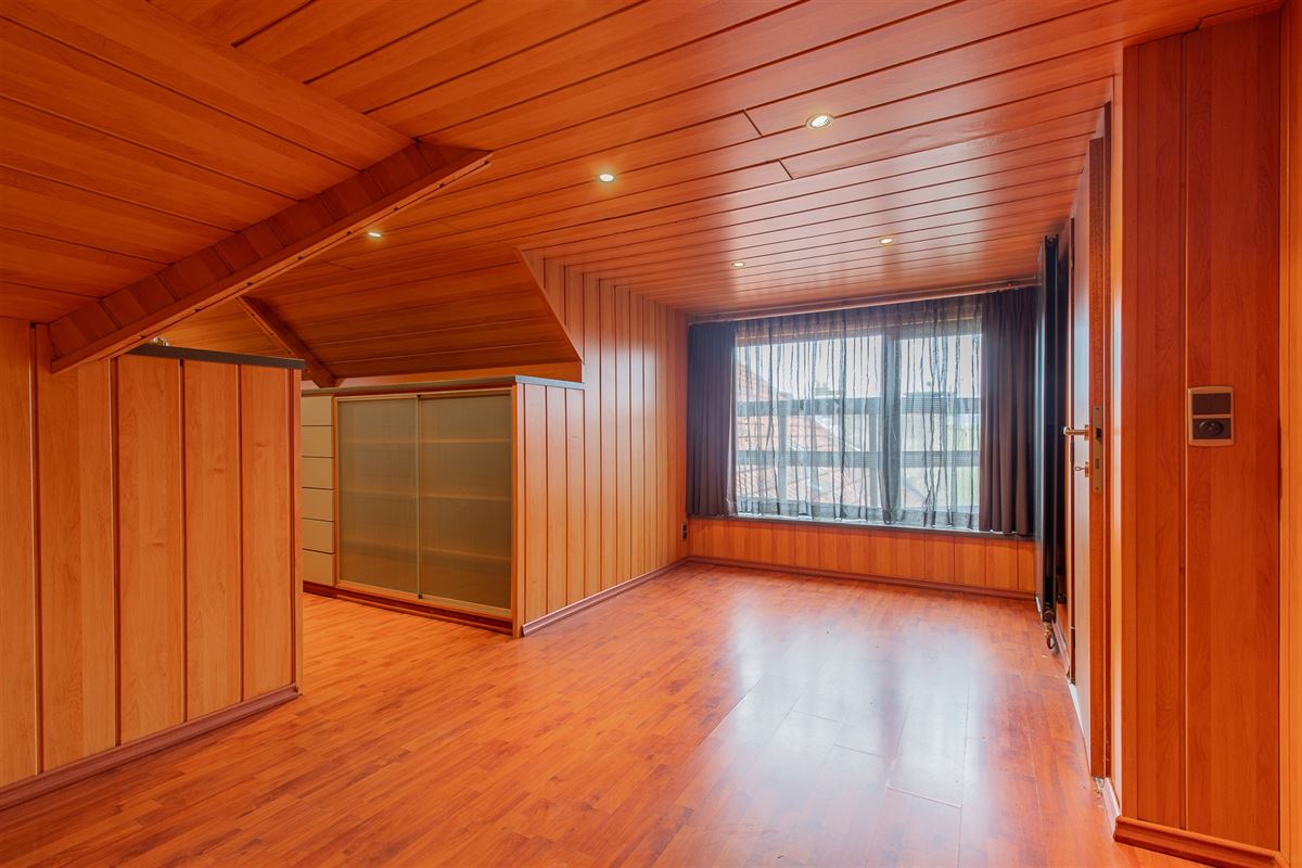 Ruime woning met atelier of opslag.