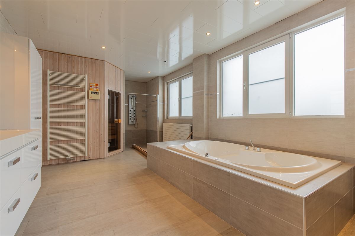 Ruime woning met atelier of opslag.