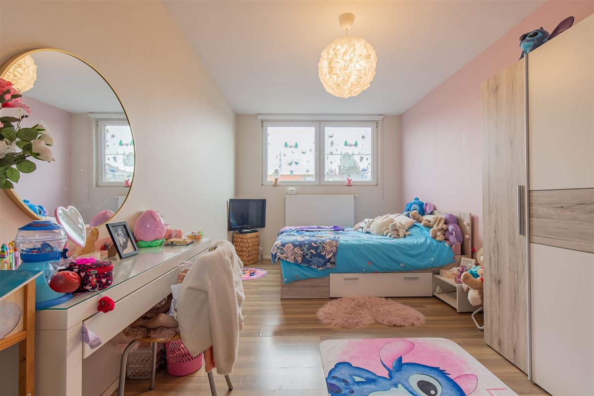 Ruime woning met atelier of opslag.