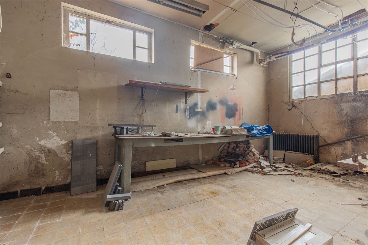 Ruime woning met atelier of opslag.