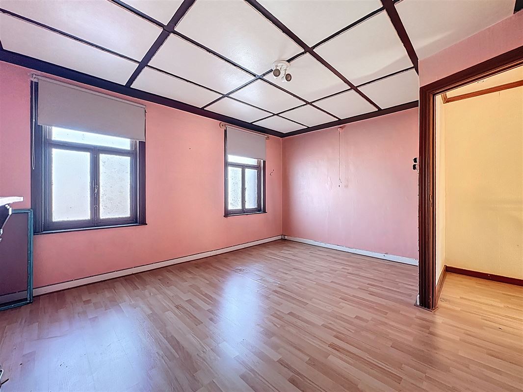 Karaktervolle ruime woning met werkplaats.