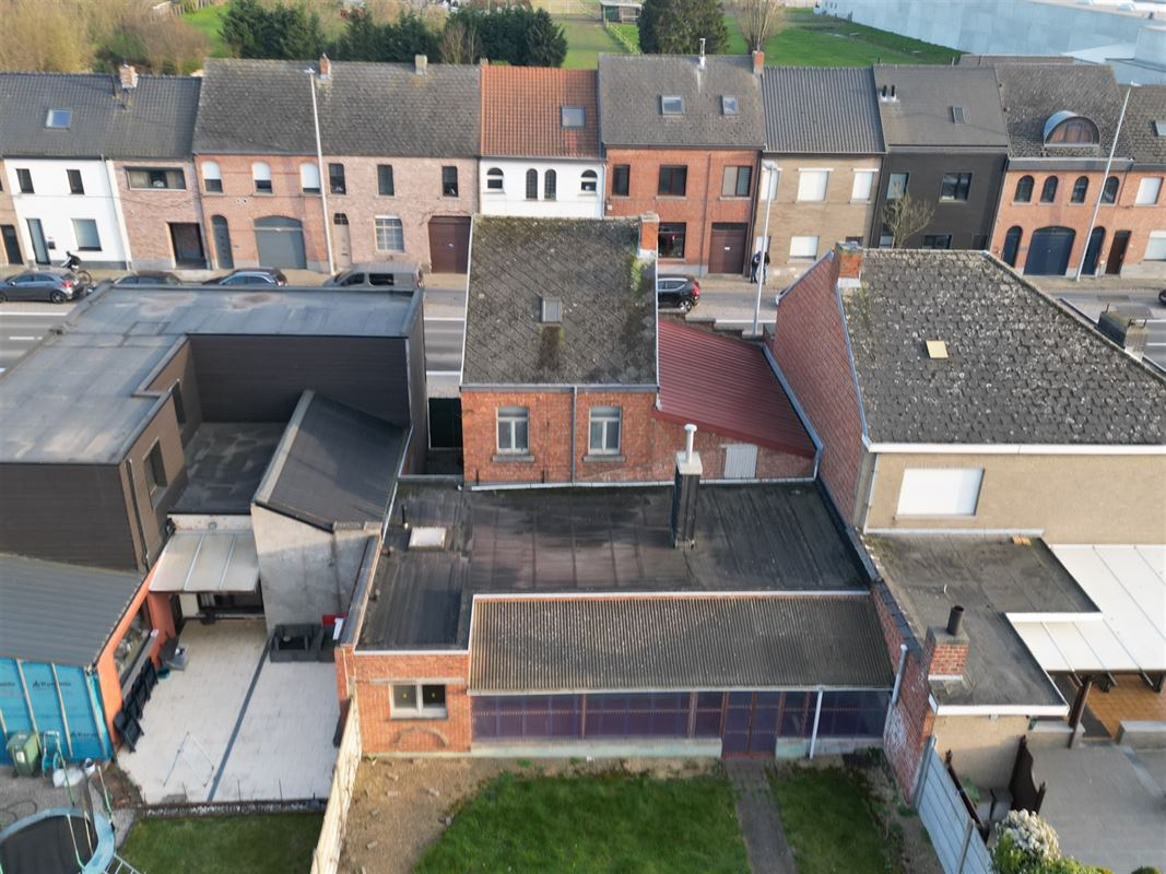 Karaktervolle ruime woning met werkplaats.