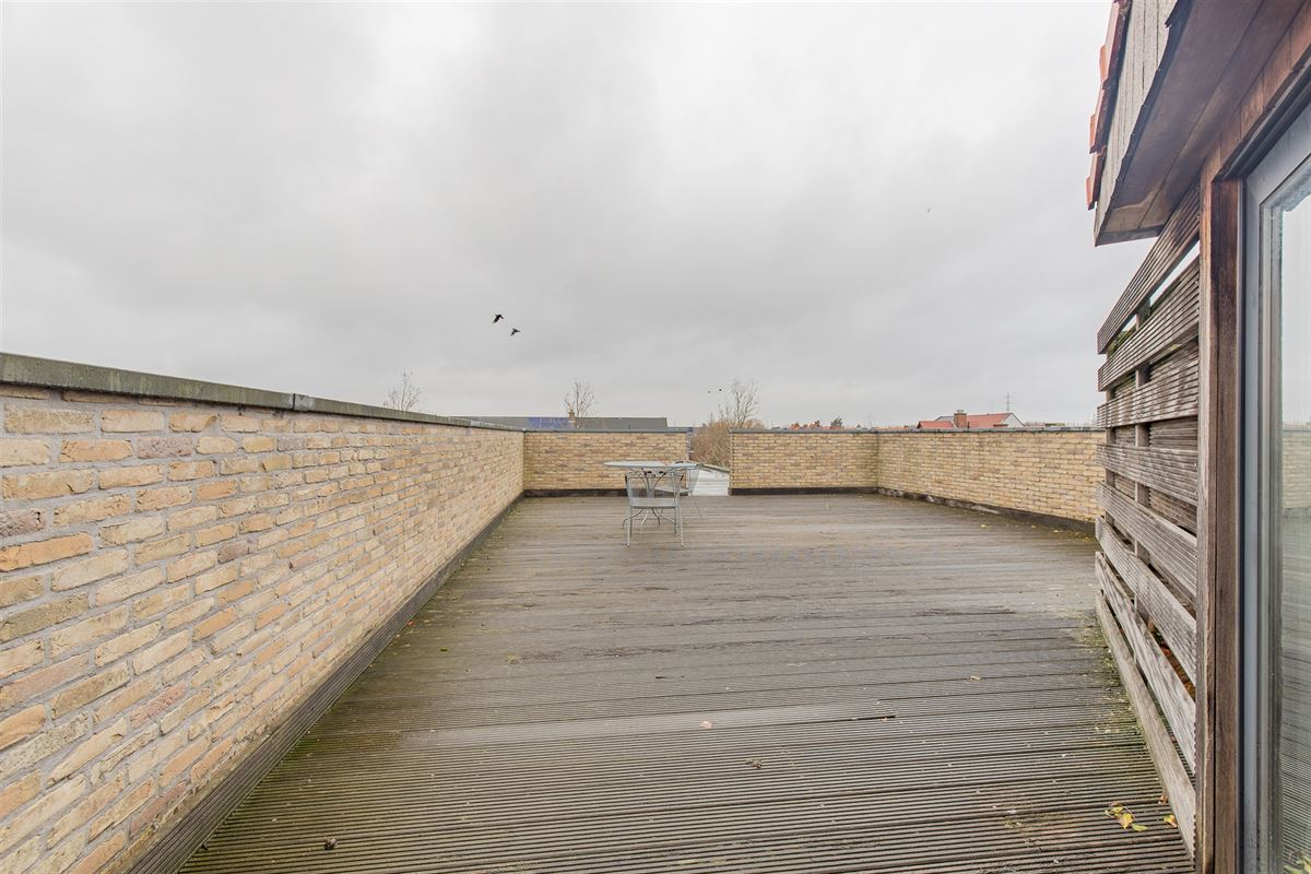 Ruime woning met atelier of opslag.