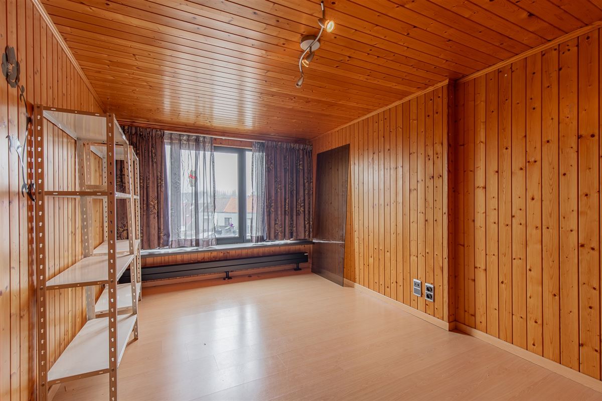 Ruime woning met atelier of opslag.