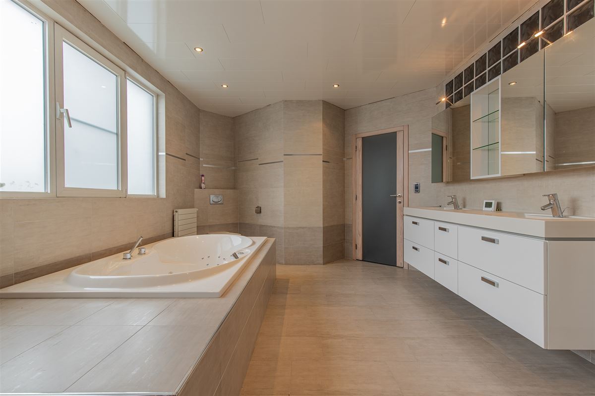 Ruime woning met atelier of opslag.