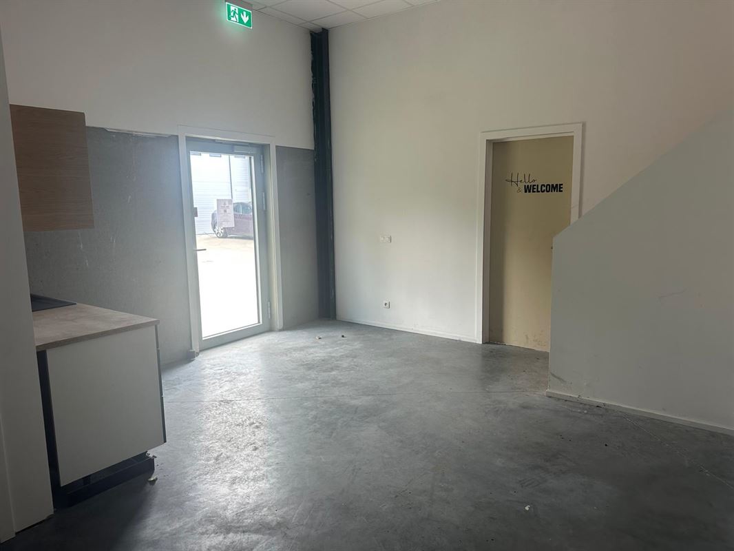 Moderne en instapklare KMO-unit met op topligging te Lede