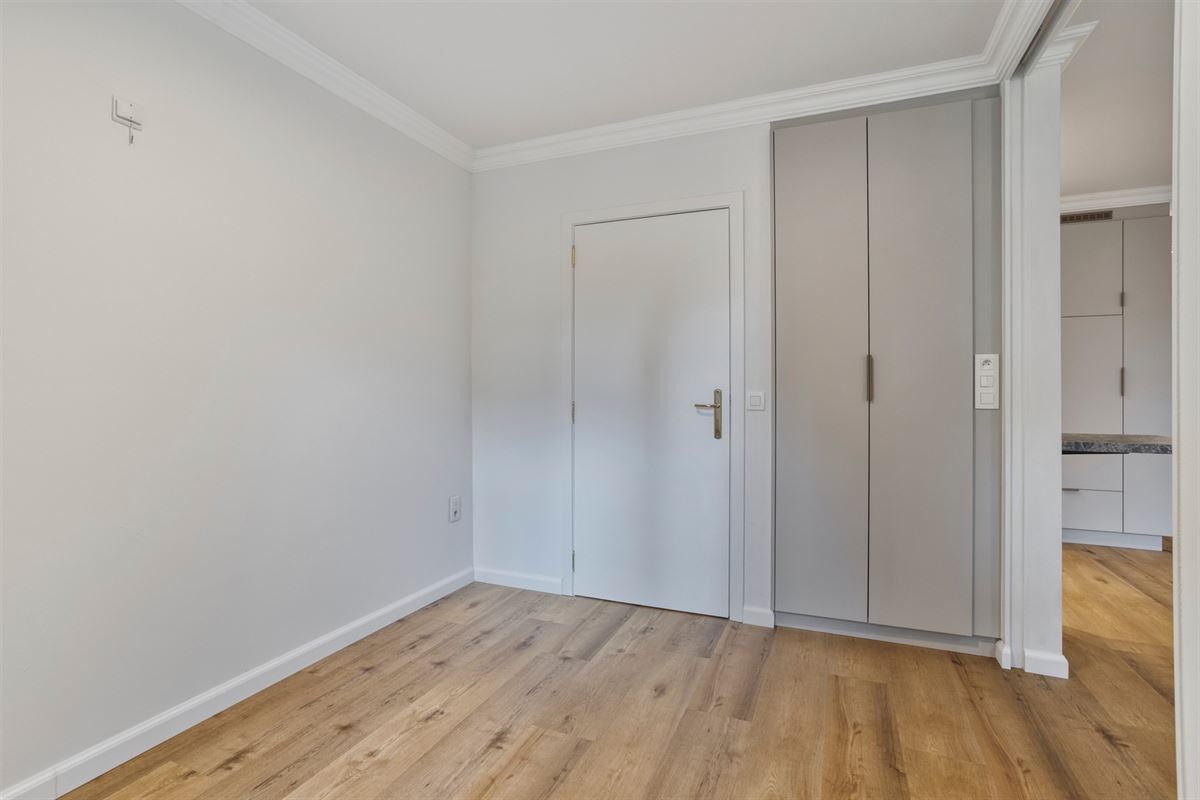 Gelijkvloerse vernieuwde assistentieflat met terras op exclusief 17de eeuws kasteeldomein in het pittoreske Brugge
