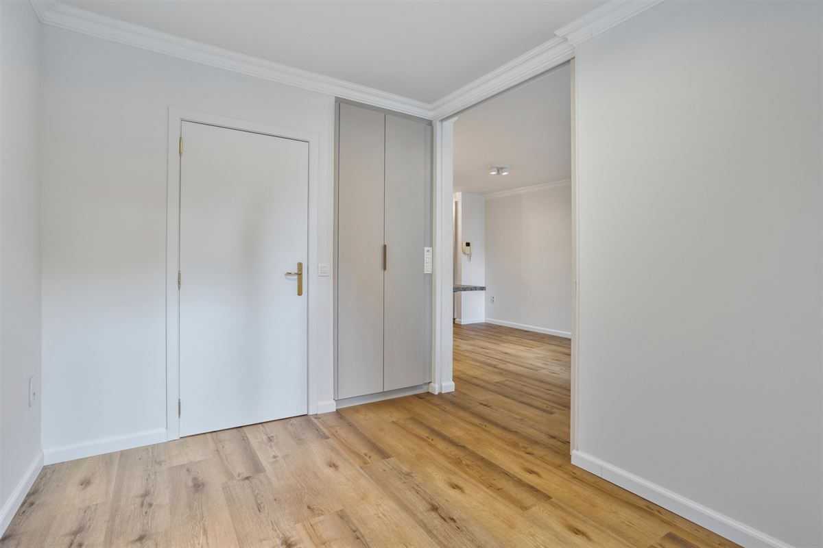 Gelijkvloerse vernieuwde assistentieflat met terras op exclusief 17de eeuws kasteeldomein in het pittoreske Brugge