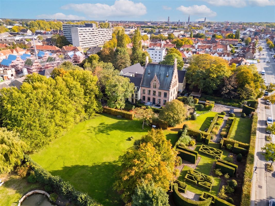 Gelijkvloerse vernieuwde assistentieflat met terras op exclusief 17de eeuws kasteeldomein in het pittoreske Brugge