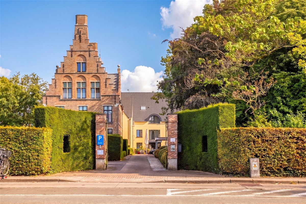 Gelijkvloerse vernieuwde assistentieflat met terras op exclusief 17de eeuws kasteeldomein in het pittoreske Brugge