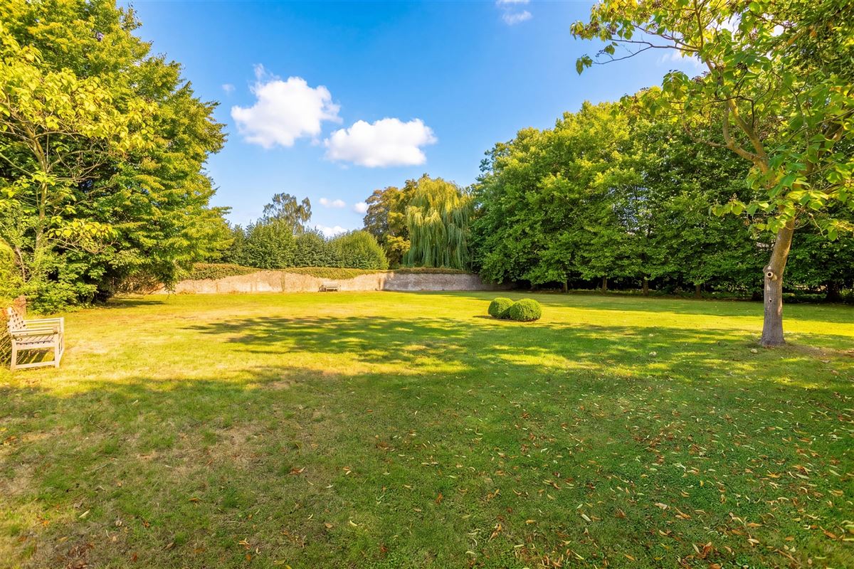 Gelijkvloerse vernieuwde assistentieflat met terras op exclusief 17de eeuws kasteeldomein in het pittoreske Brugge