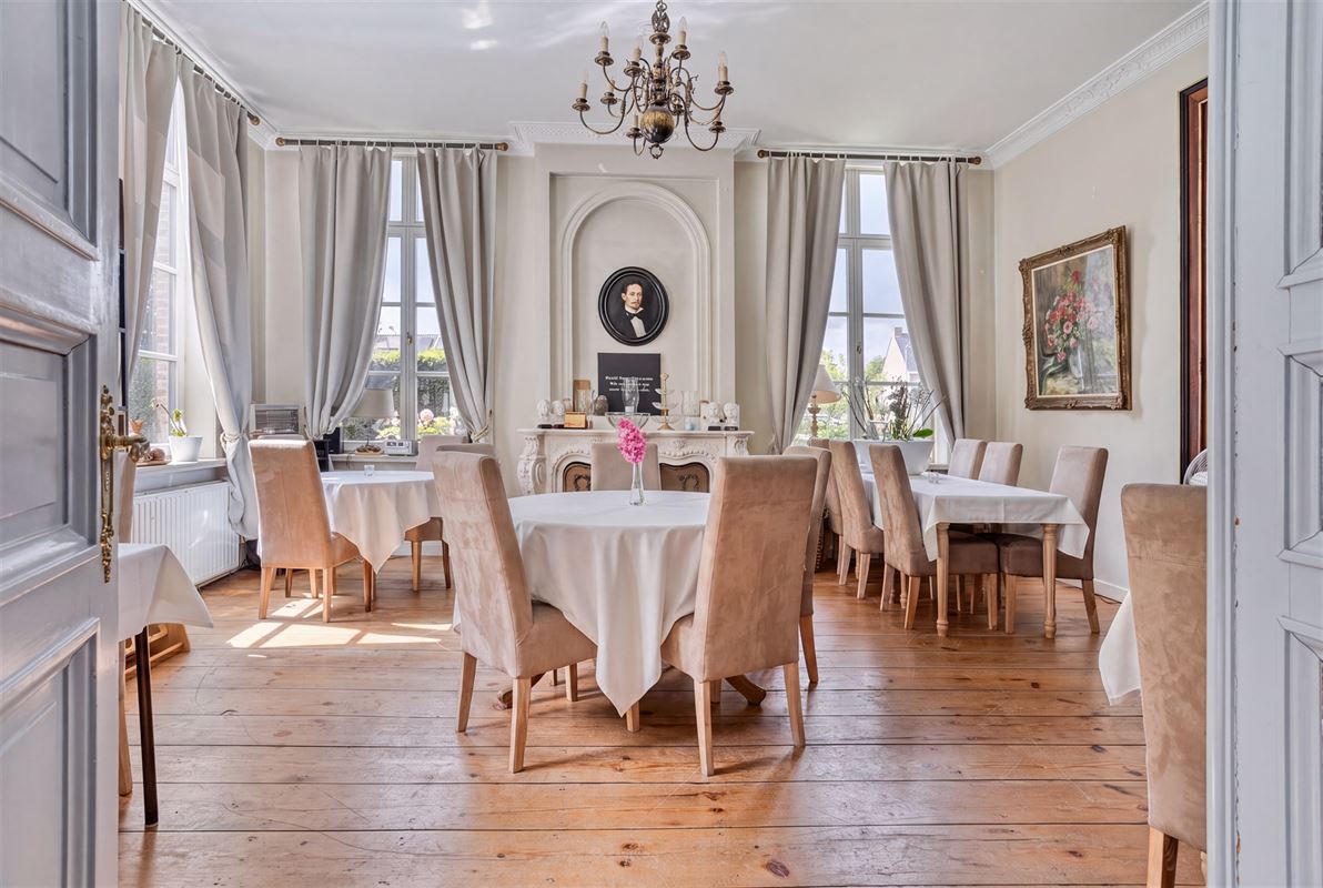 Gelijkvloerse vernieuwde assistentieflat met terras op exclusief 17de eeuws kasteeldomein in het pittoreske Brugge