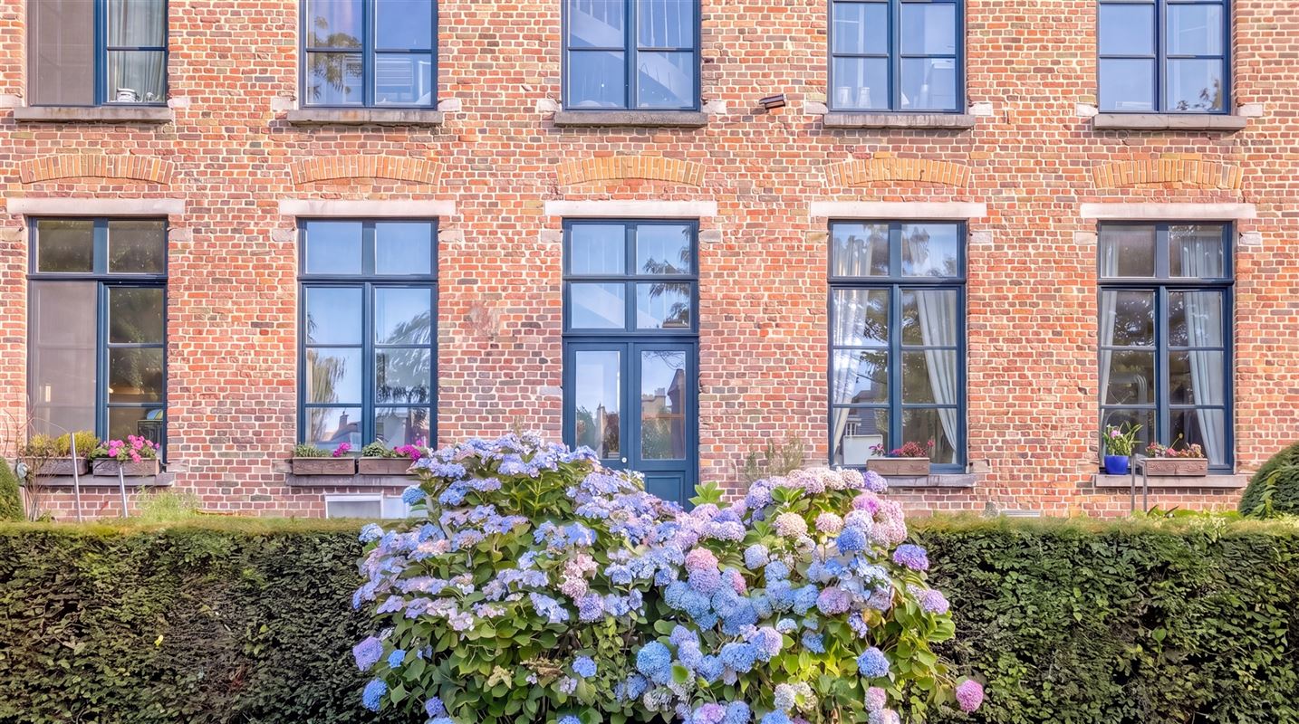 Gelijkvloerse vernieuwde assistentieflat met terras op exclusief 17de eeuws kasteeldomein in het pittoreske Brugge