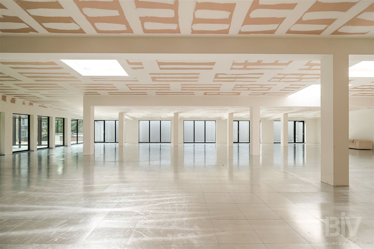 Surface polyvalente de bureaux neufs de 450m2 à aménager.