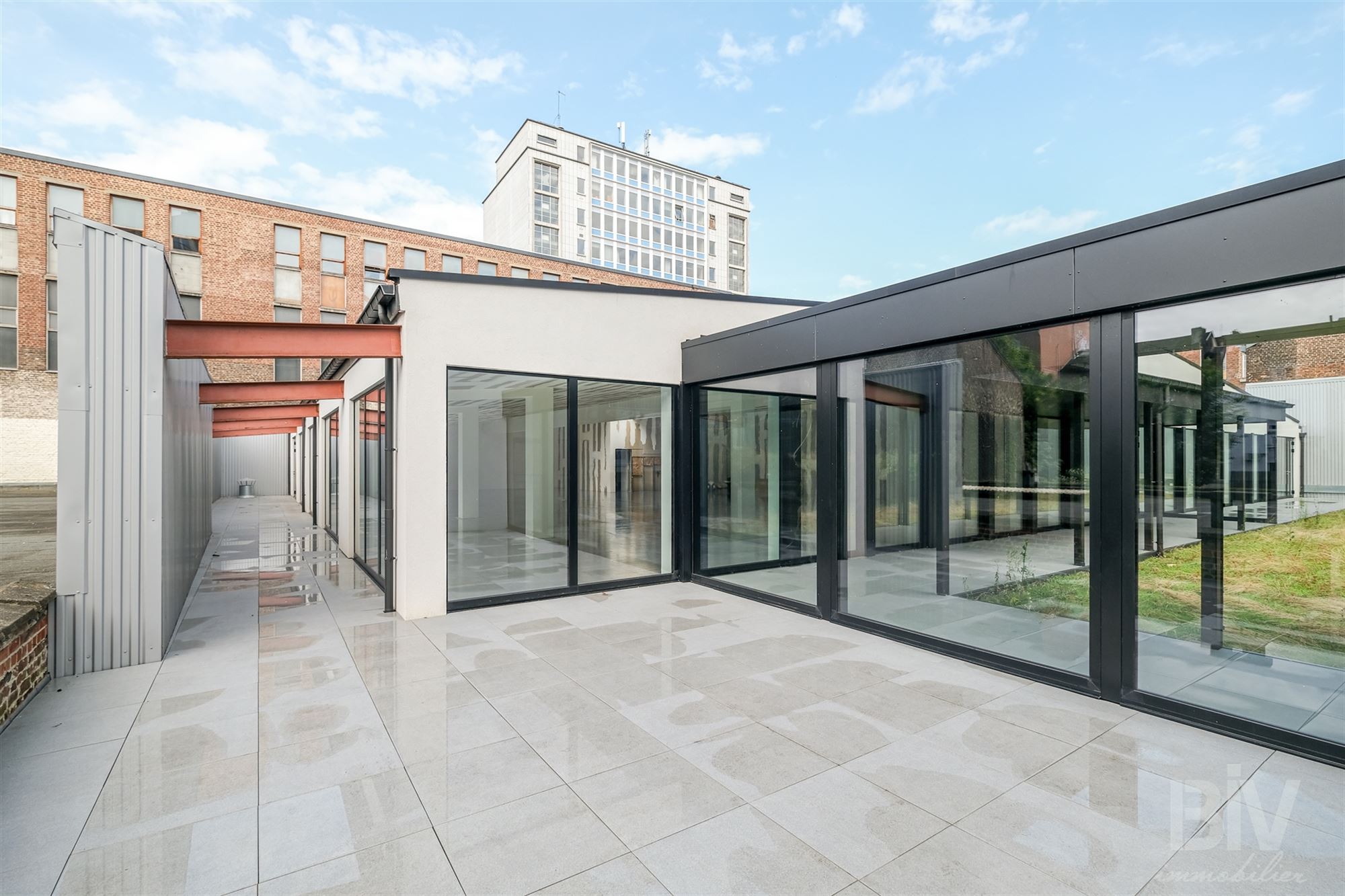 Surface bureaux neuve 450m2 + 10 places parking intérieures.