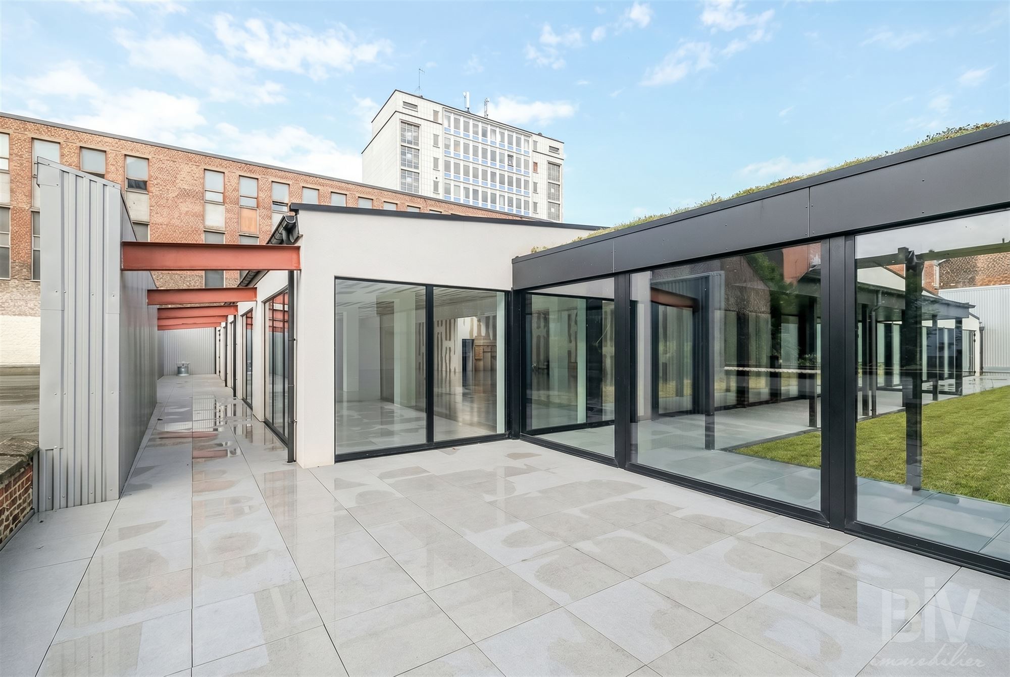Surface bureaux neuve 450m2 + 10 places parking intérieures.