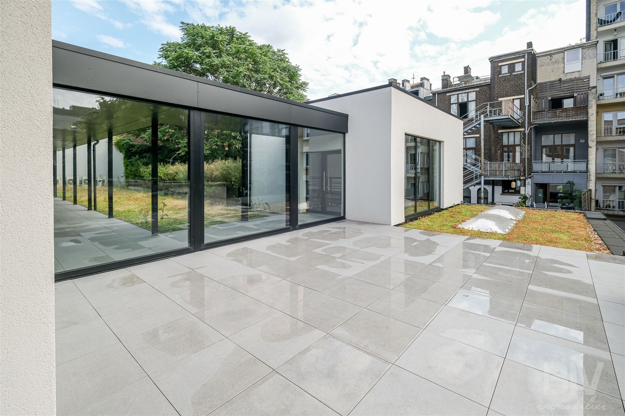 Surface bureaux neuve 400m2 + 10 places parking intérieures.