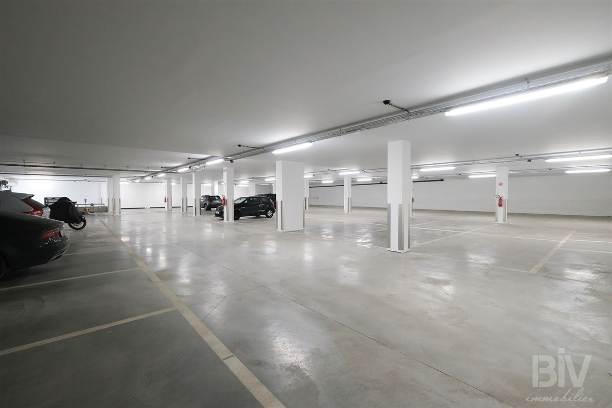 emplac parking neufs sécurisés idéal SUV poss borne elec