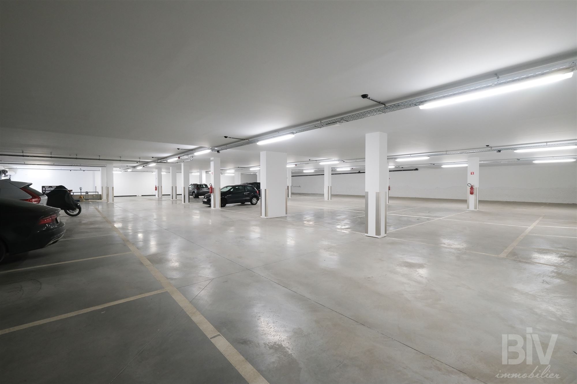 emplac parking neufs sécurisés idéal SUV poss borne elec