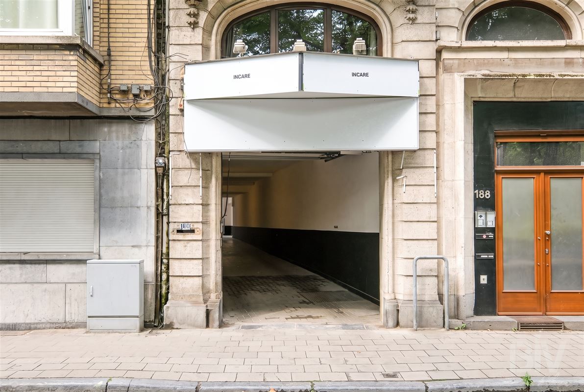 emplac parking neufs sécurisés idéal SUV poss borne elec