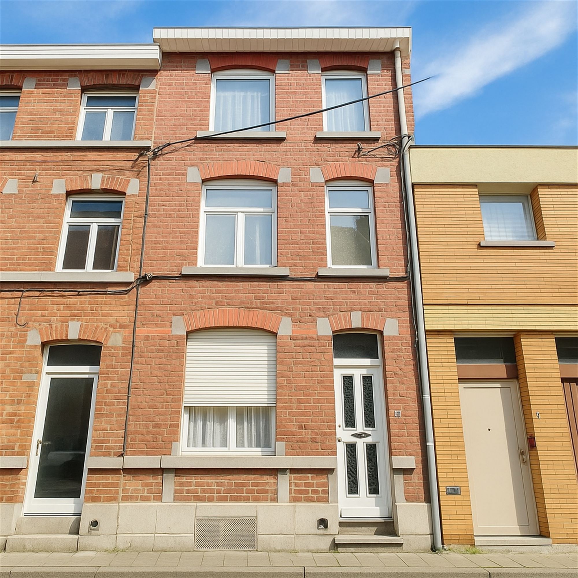 Grande maison de ville mitoyenne de 4 chambres.