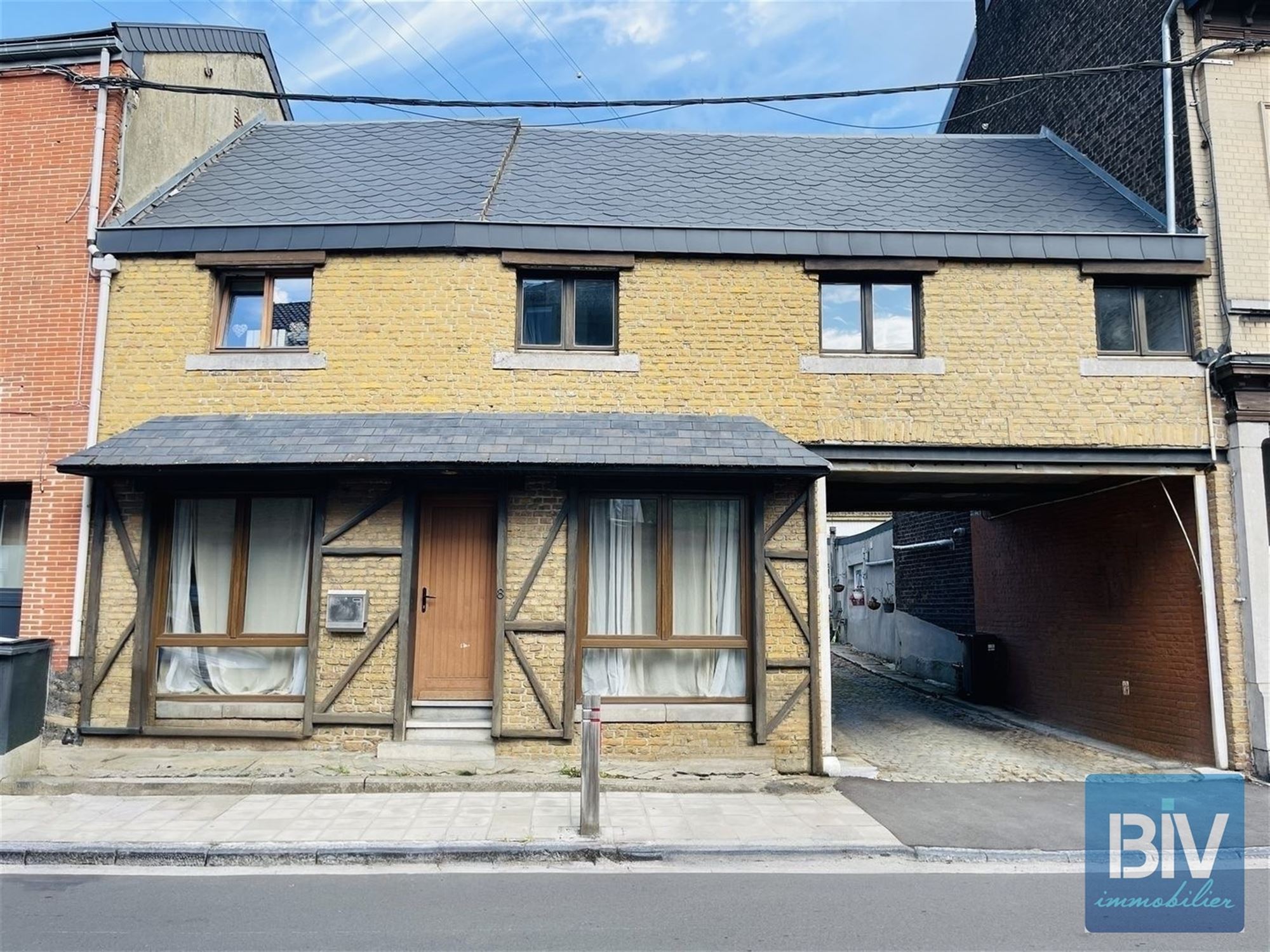 Maison 3 chambres, cour et grand garage, très bien située.