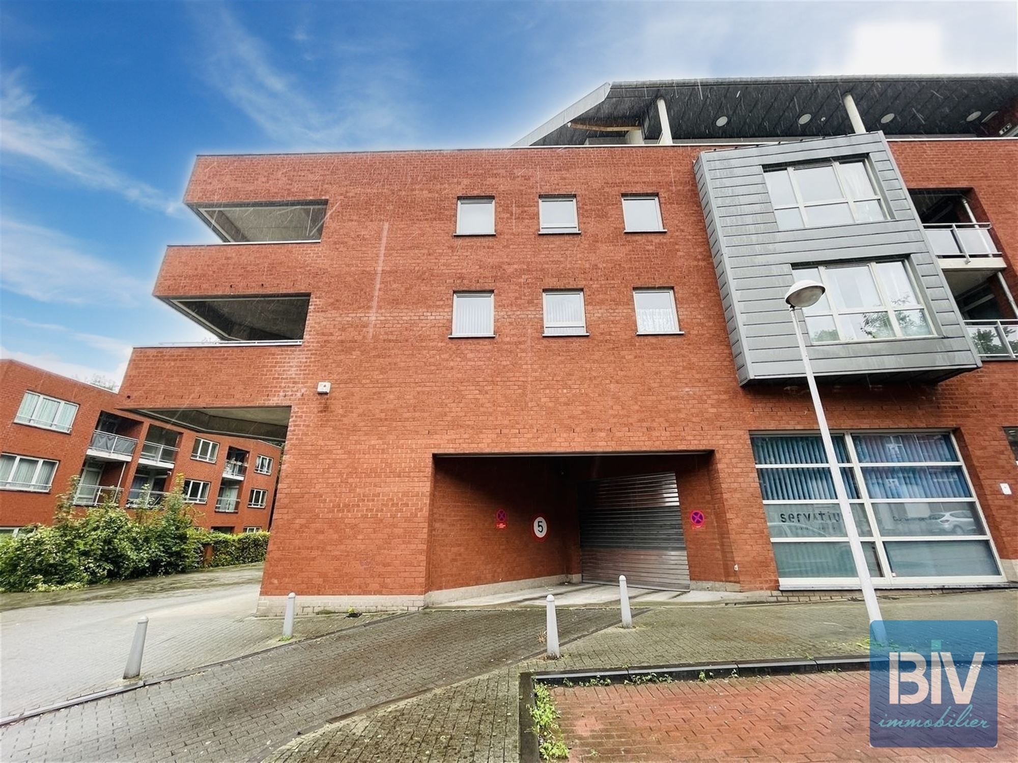 Un emplacement de parking sécurisé en sous-sol.