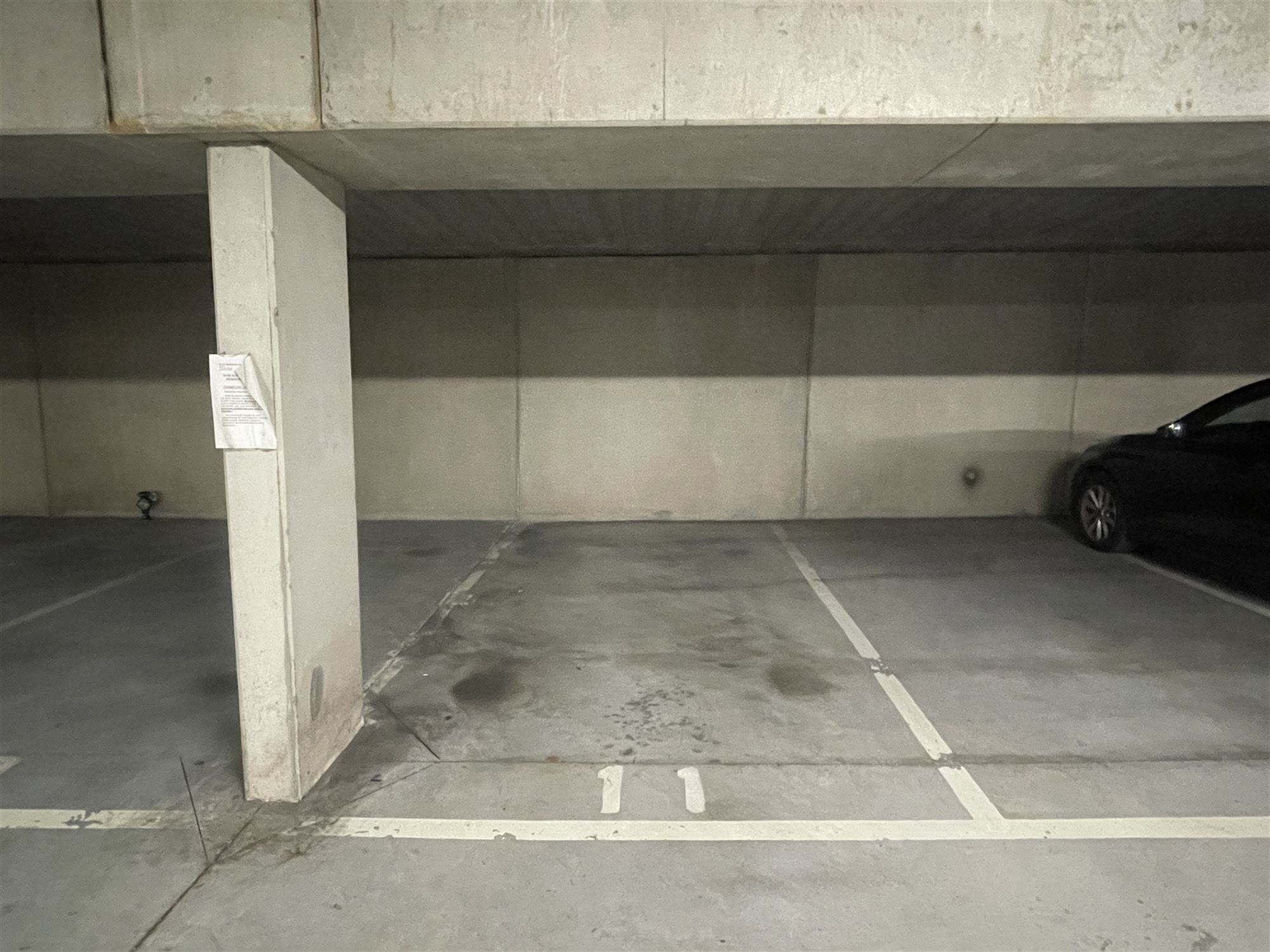 Un emplacement de parking sécurisé en sous-sol.