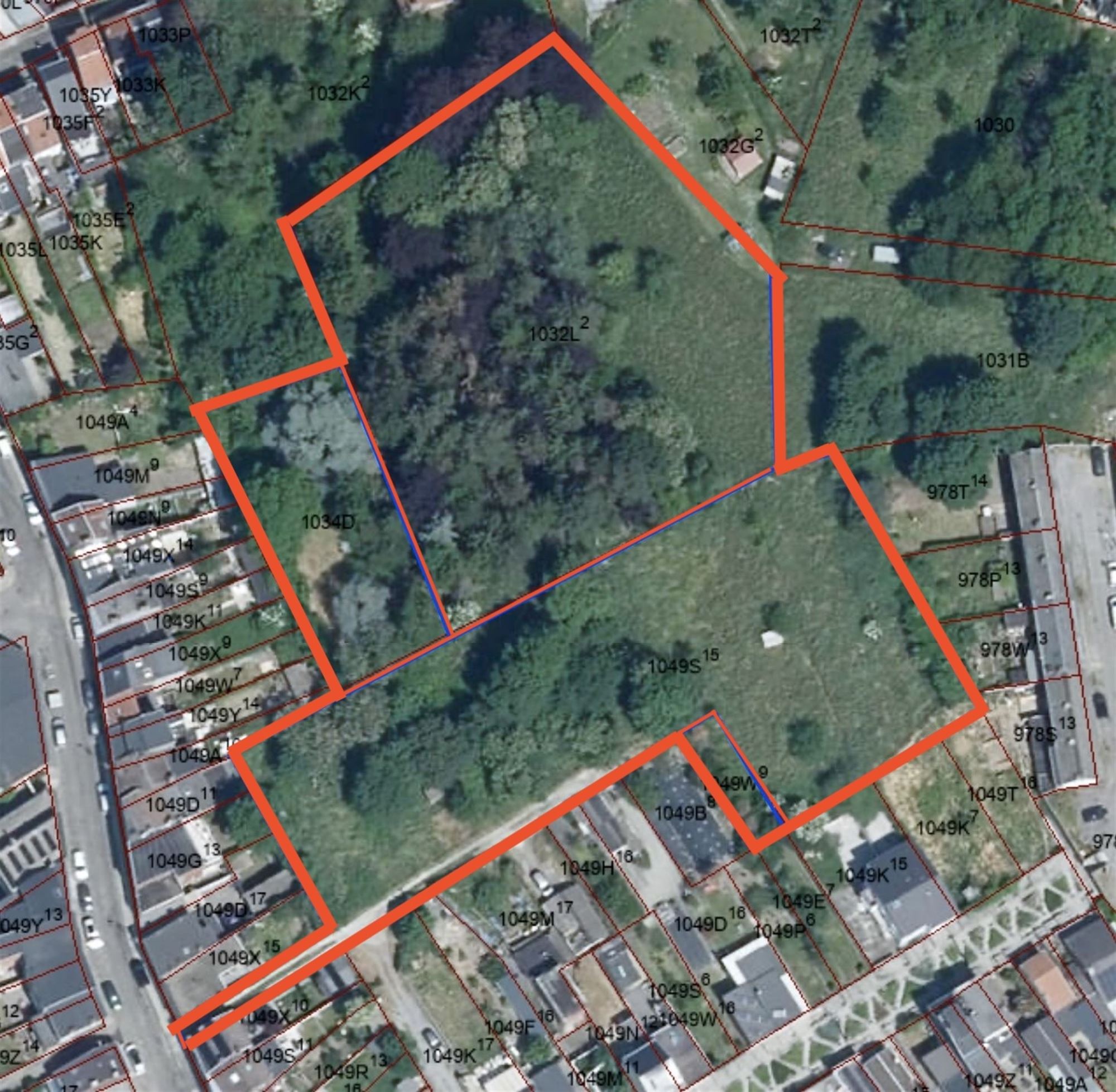 Spacieuse parcelle de terrain de 8847m2 dans quartier calme