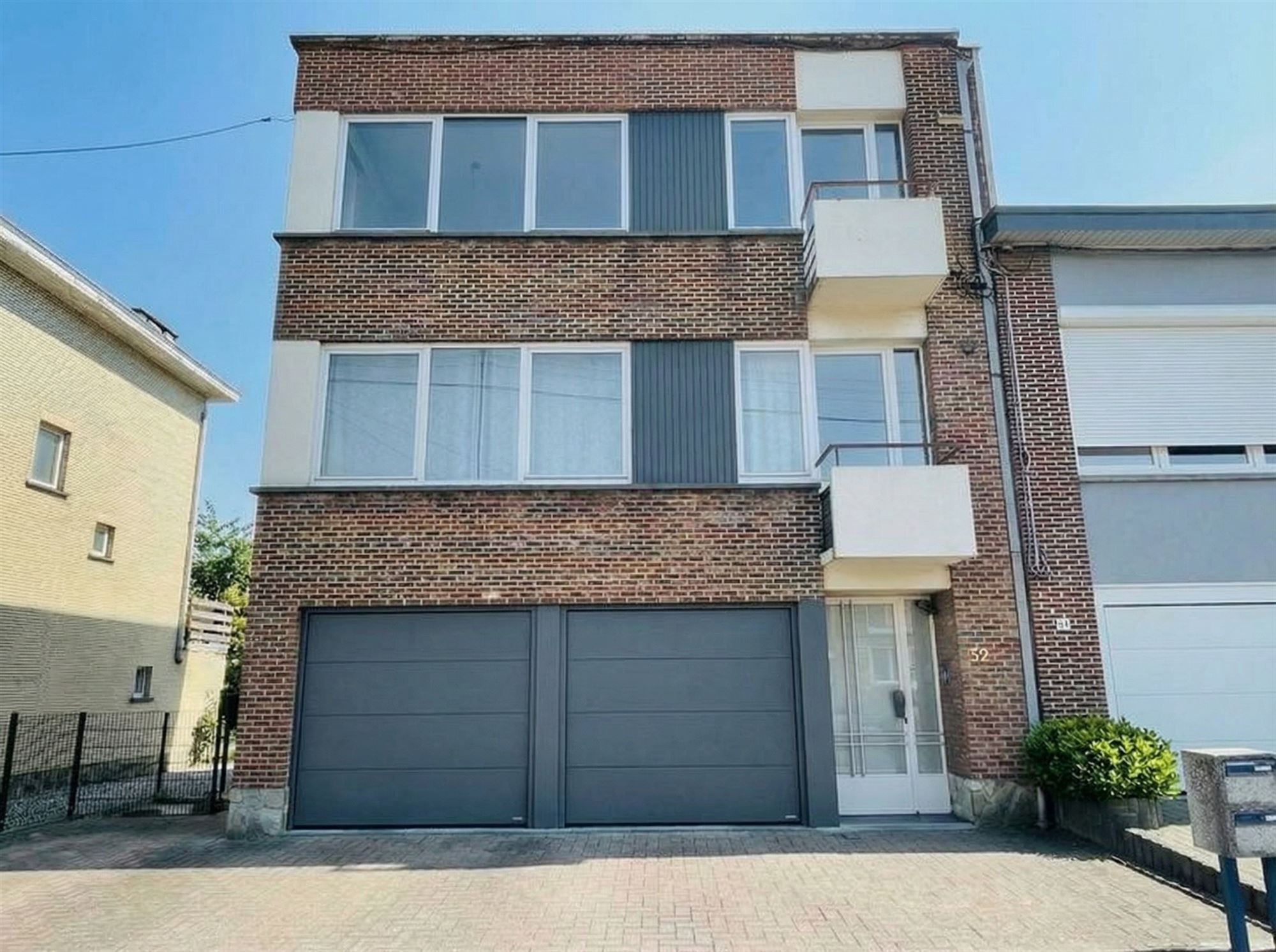 Un immeuble de rapport de 2 appartements avec garages.