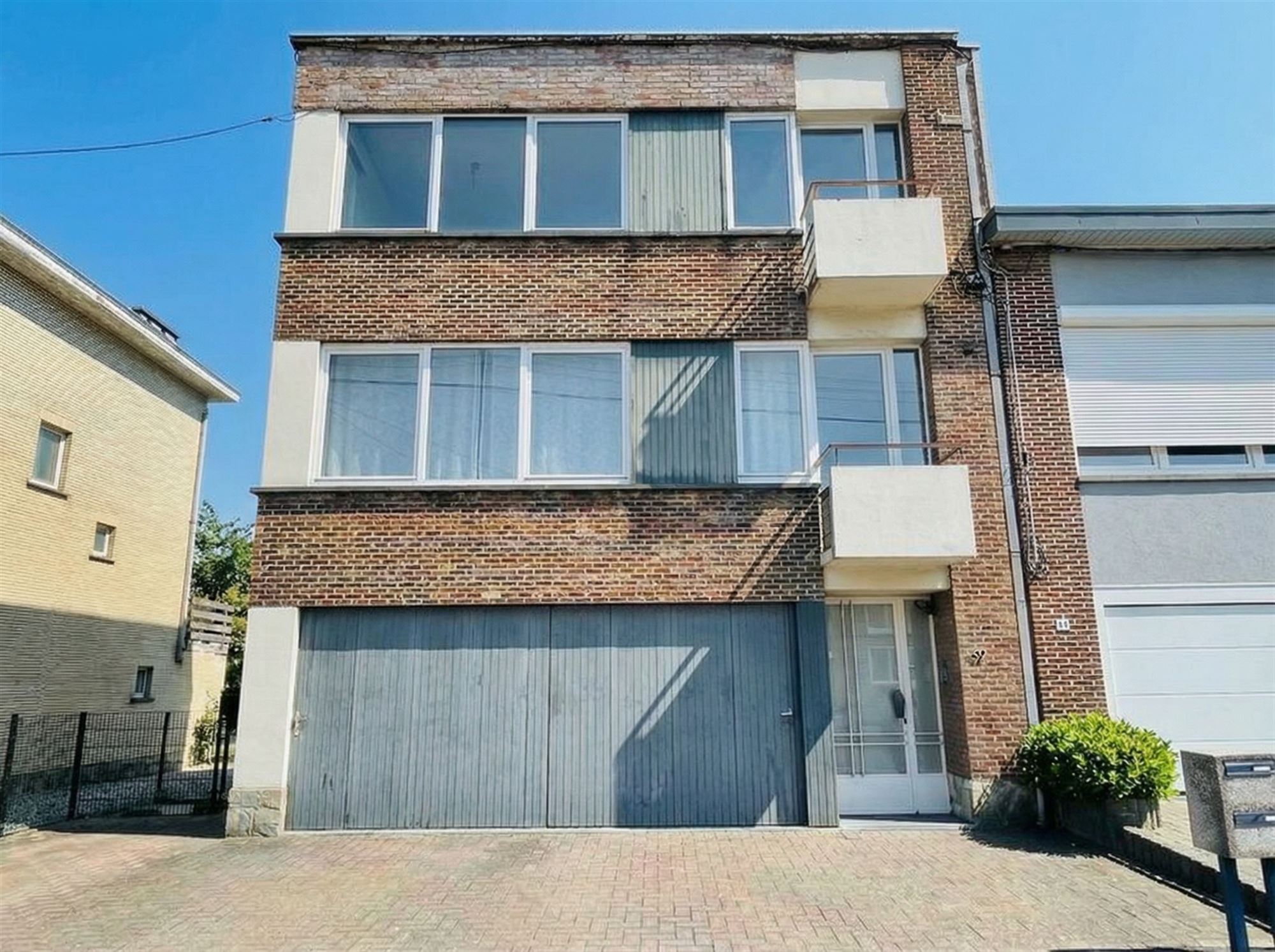 Un immeuble de rapport de 2 appartements avec garages.