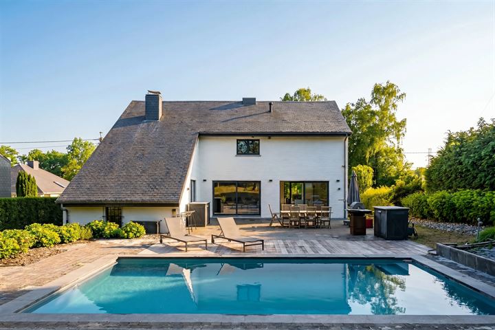 A Ninane, villa 4 chambres, 4 garages et piscine.
