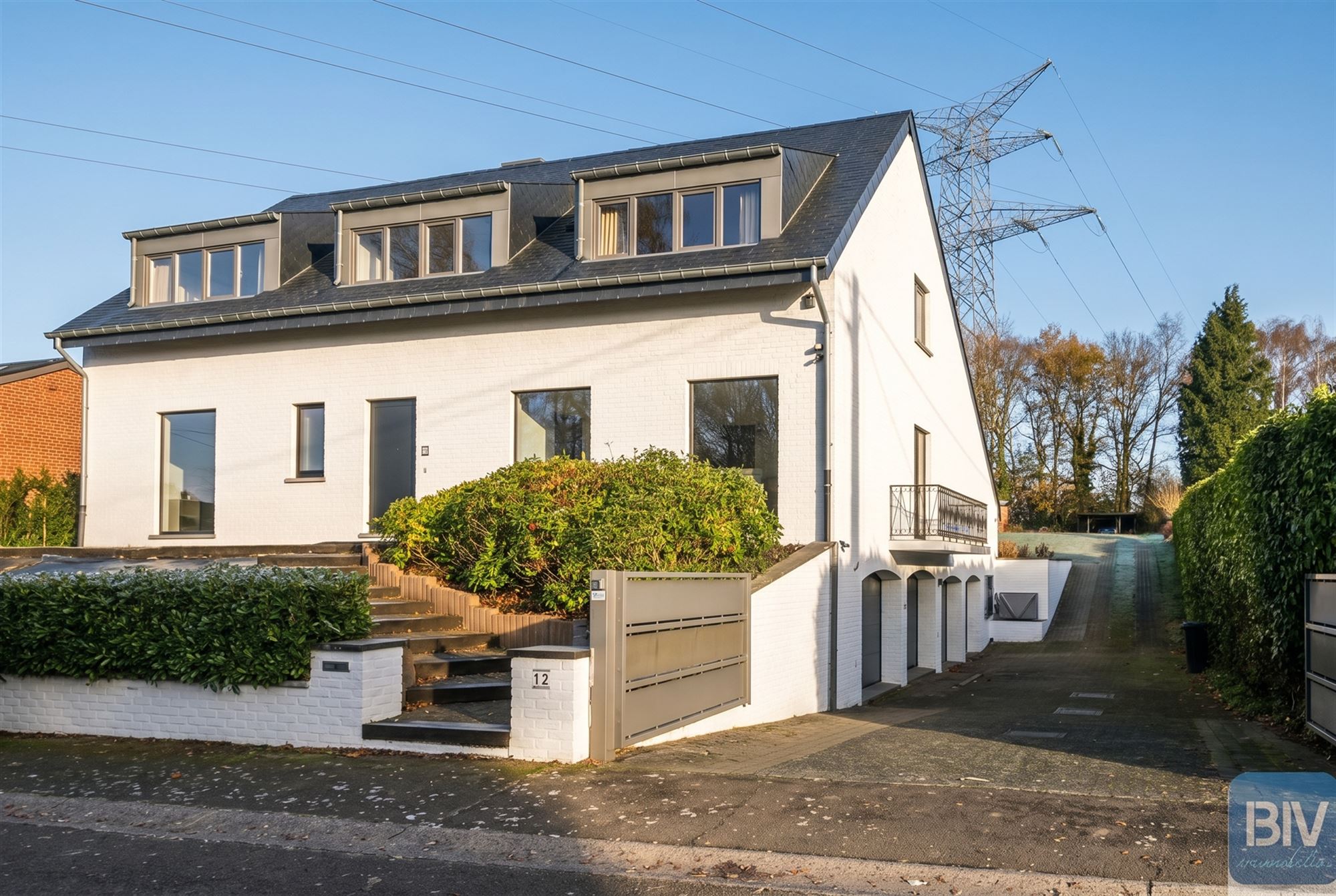 A Ninane, villa 4 chambres, 4 garages et piscine.
