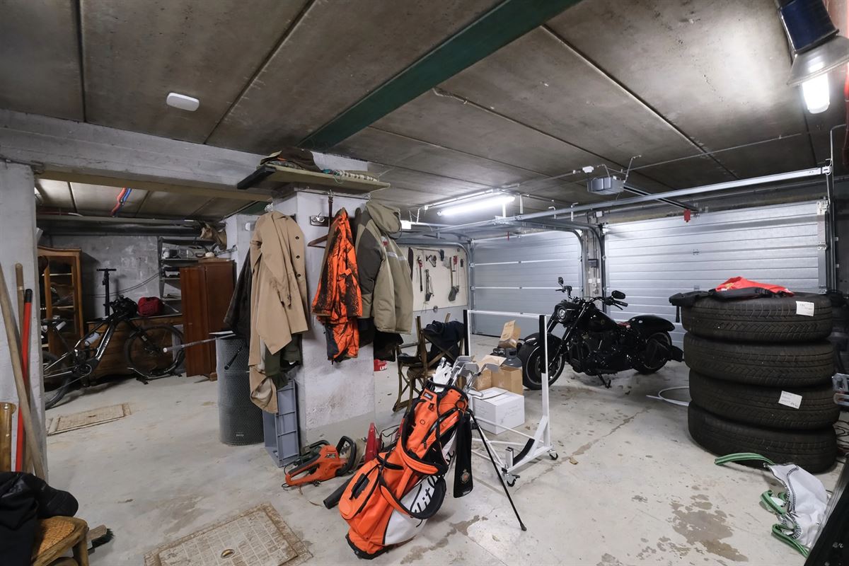 A Ninane, villa 4 chambres, 4 garages et piscine.