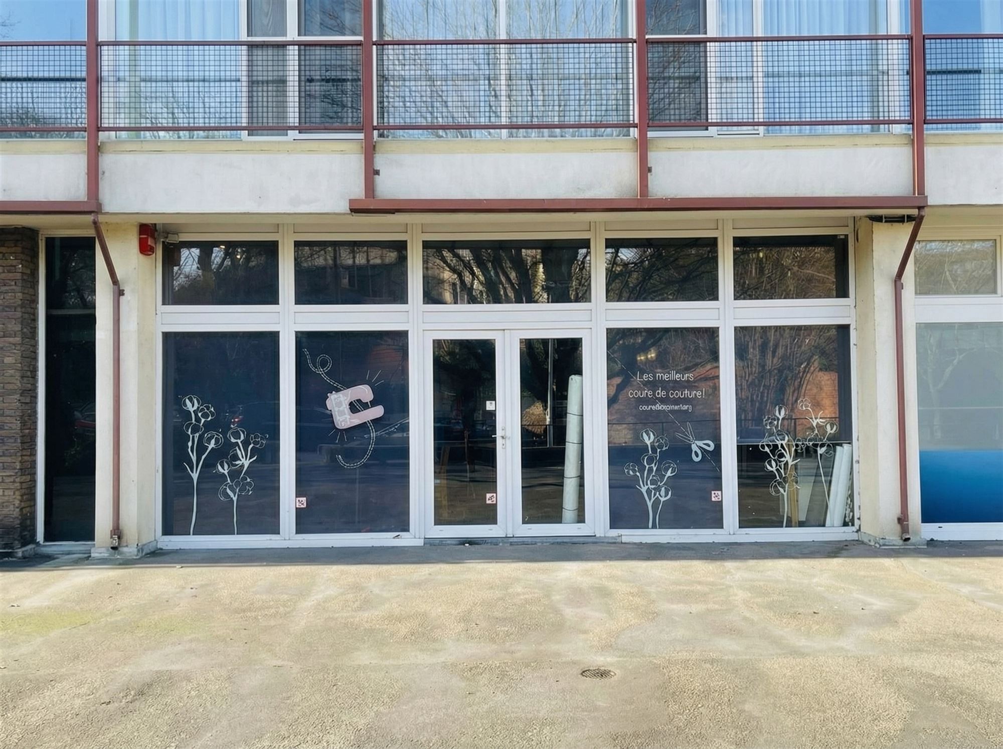 Bel espace commercial polyvalent dans quartier résidentiel.