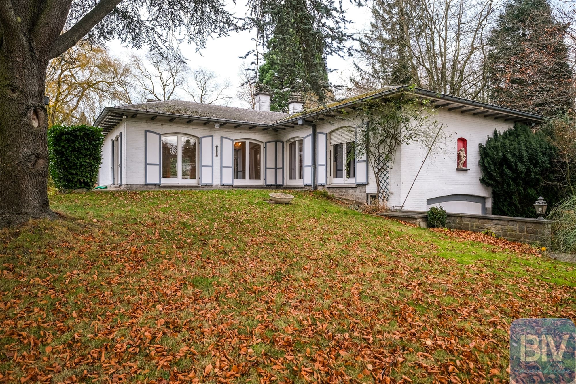 Magnifique bungalow dans jardin arboré.