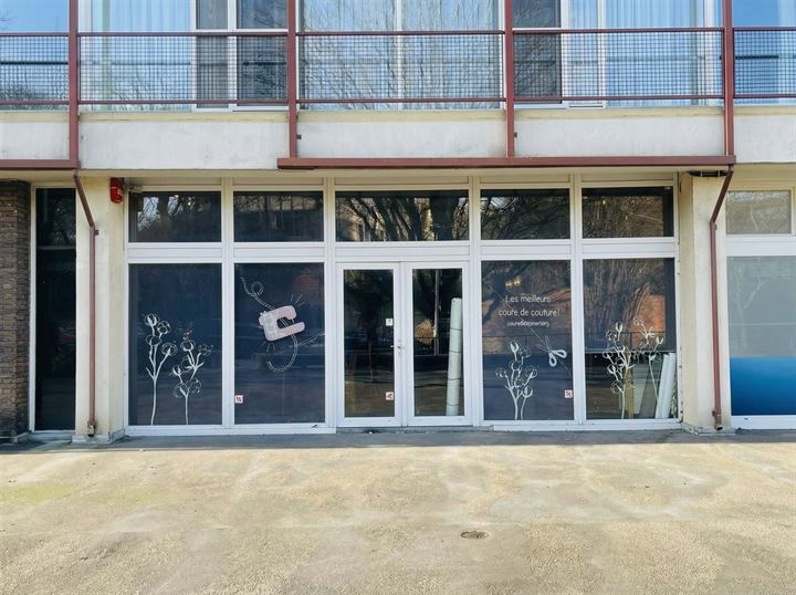 Bel espace commercial polyvalent dans quartier résidentiel