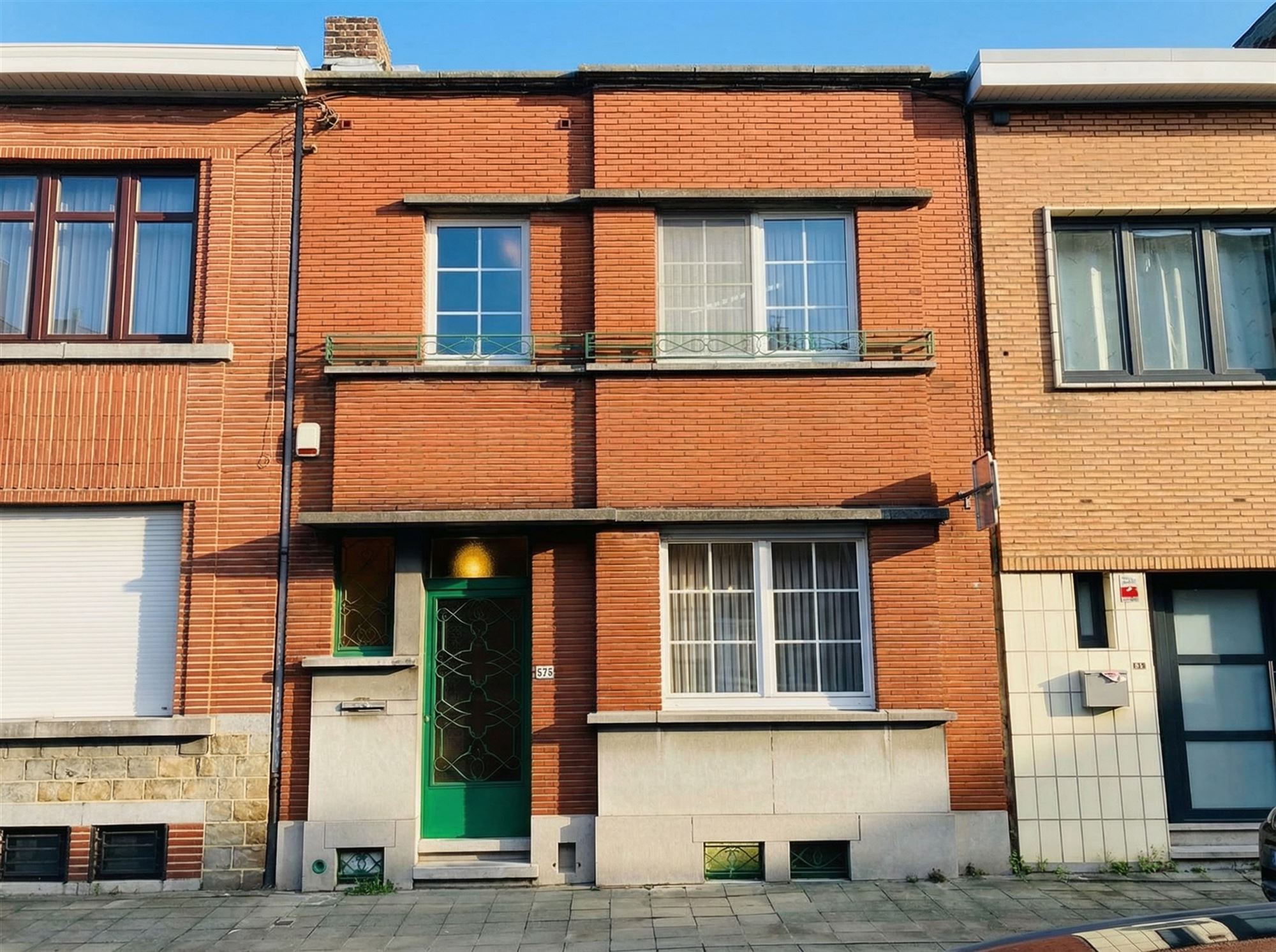 Maison mitoyenne de trois chambres et jardin dans rue calme.