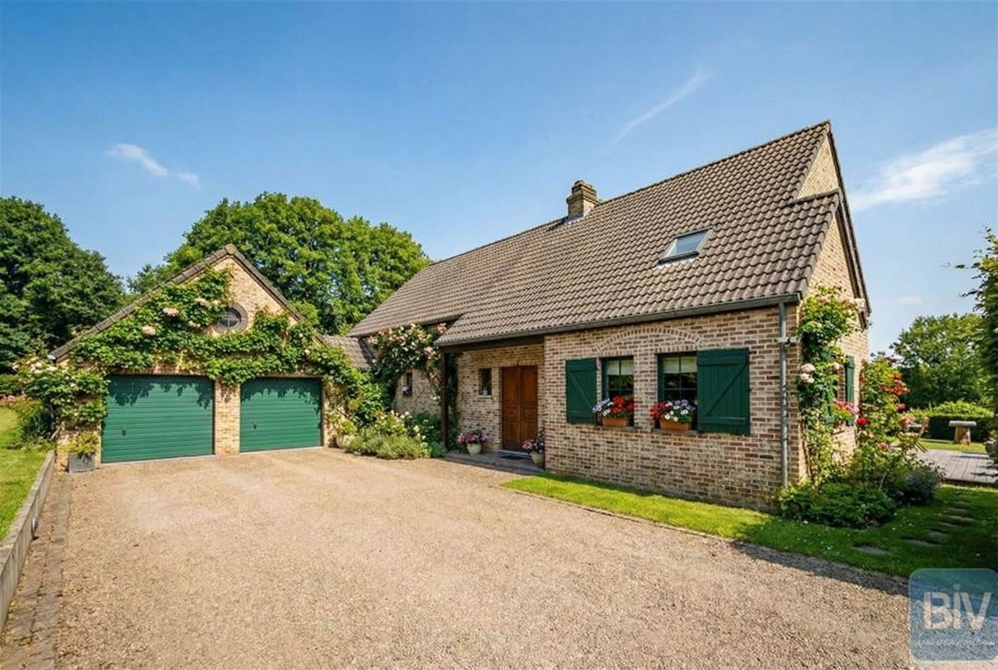 Magnifique maison 4/5ch et 2 garages sur terrain de 7585m2.