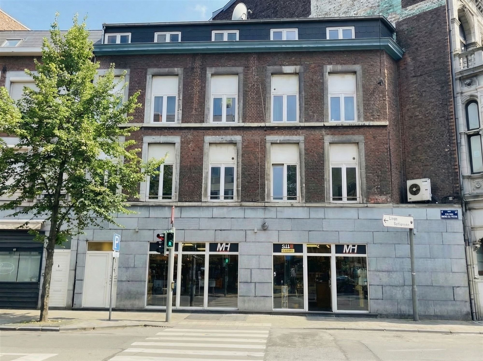 Immeuble rapport rénové avec commerce et 3 appartements