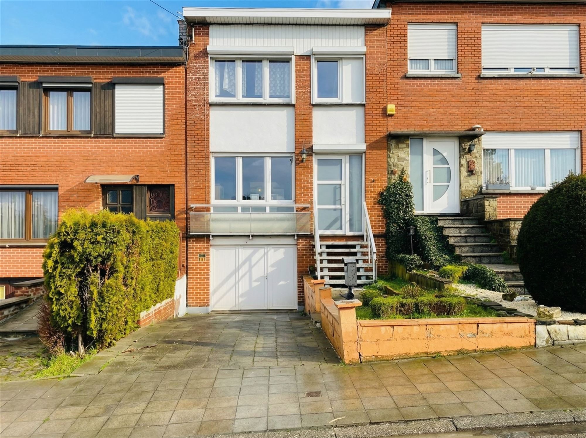 Dans quartier calme, maison 2 chambres, garage et jardin.