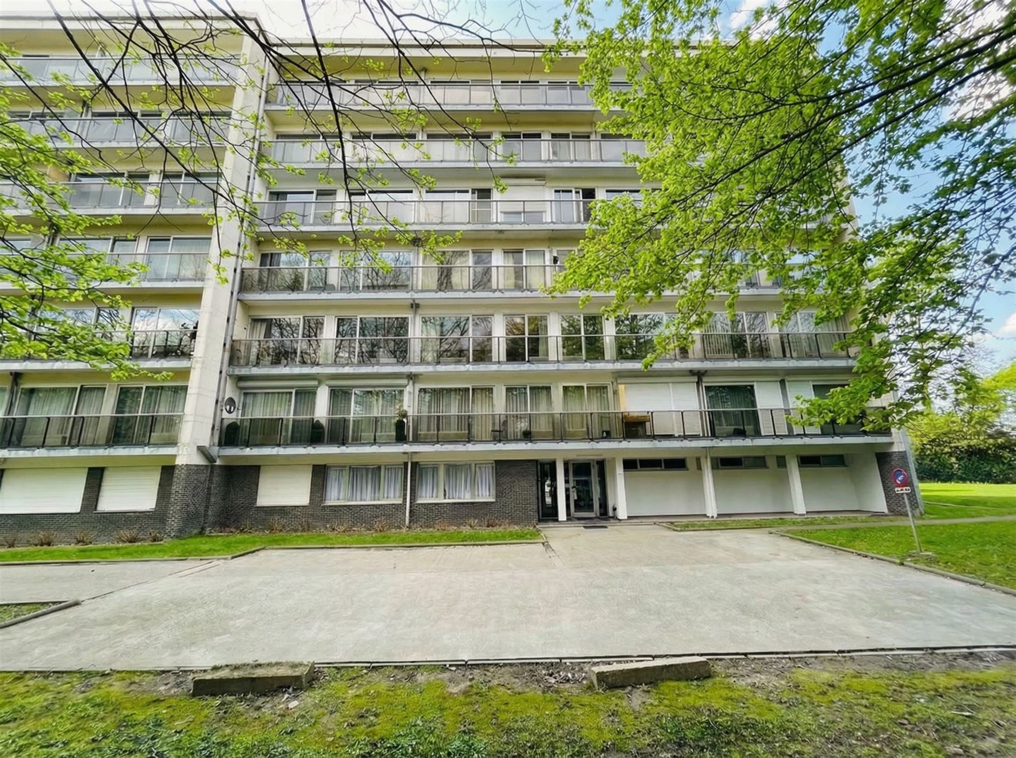 Très beau studio idéalement situé dans un quartier calme.