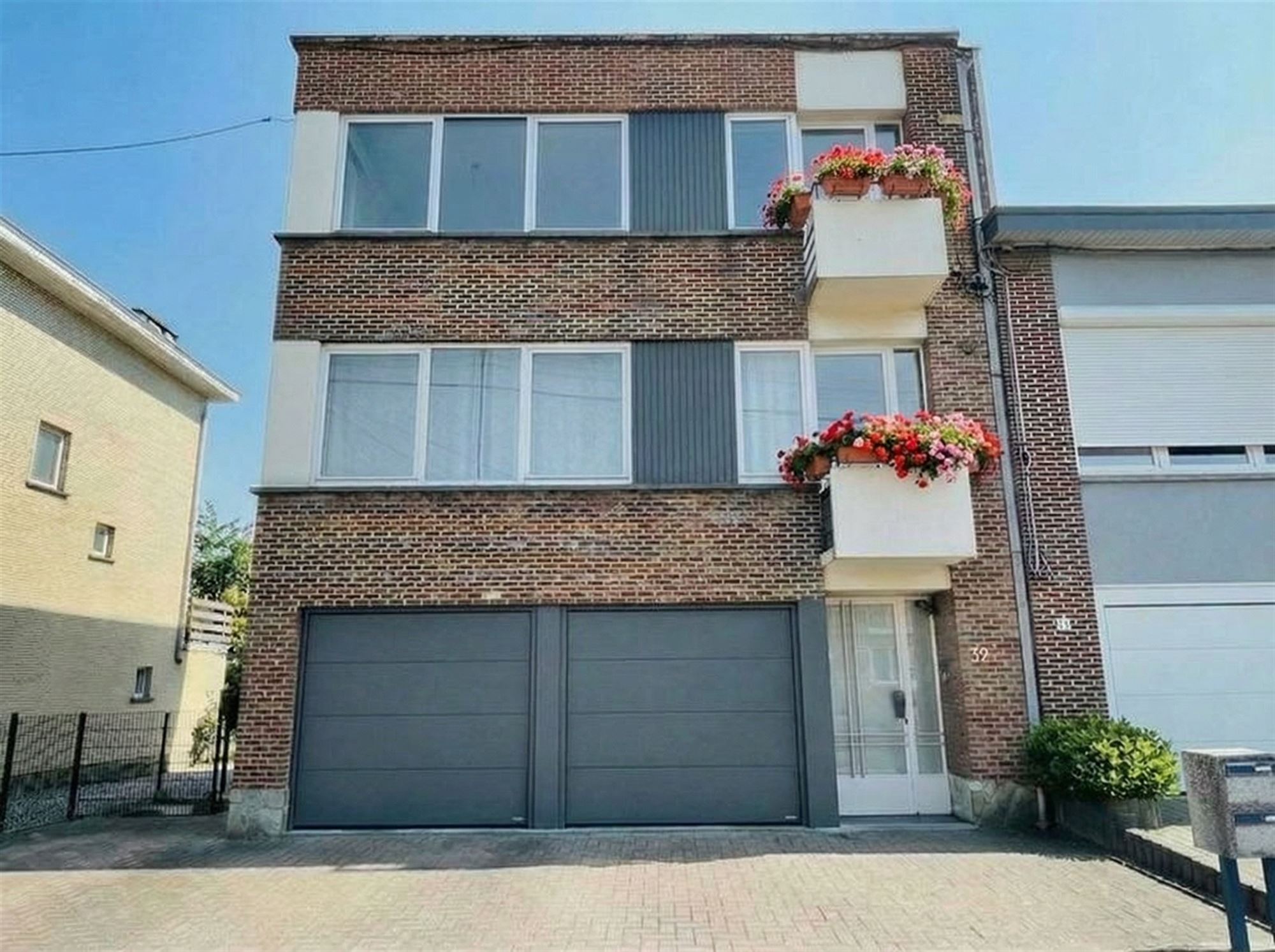 Un immeuble de rapport de 2 appartements avec garages.