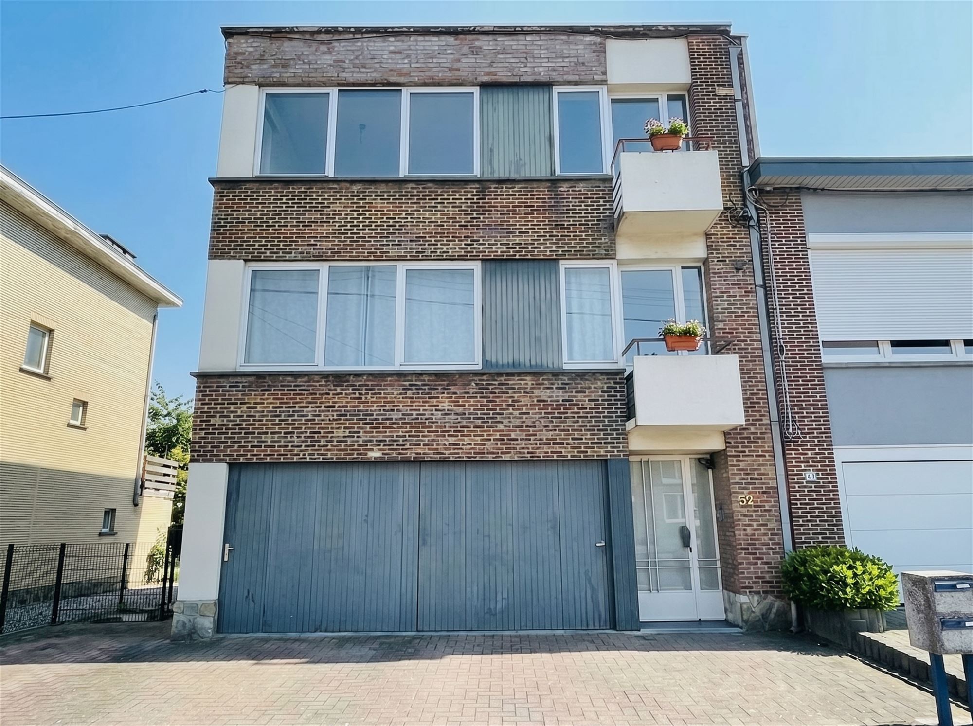 Un immeuble de rapport de 2 appartements avec garages.